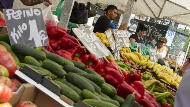 ep archivo   un puesto de frutas y verduras en el mercadillo