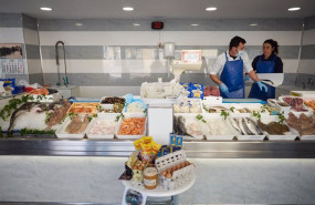 ep archivo   un vendedor de pescaderia