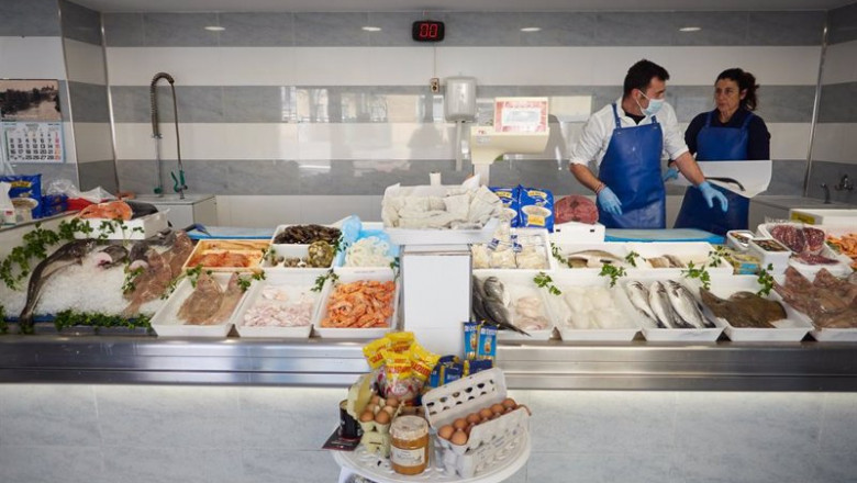 Archivo - Un vendedor de pescadería | Eduardo Sanz - Europa Press - Archivo ep archivo un vendedor de pescaderia