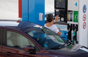ep archivo   una mujer antes de echar carburante a su vehiculo en una estacion de servicio
