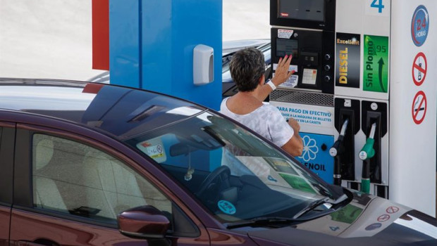 ep archivo   una mujer antes de echar carburante a su vehiculo en una estacion de servicio