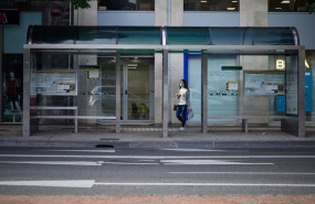 ep archivo   una mujer espera al autobus en pamplona