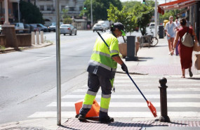 ep archivo   una operaria de la empresa municipal de limpieza lipasam trabaja en una calle del