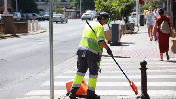 ep archivo   una operaria de la empresa municipal de limpieza lipasam trabaja en una calle del