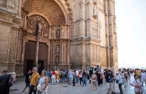 ep archivo   varios turistas en las inmediaciones de la catedral de mallorca