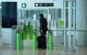 ep archivo   viajeros en la t1 del aeropuerto de barcelona el prat gestionado por aena
