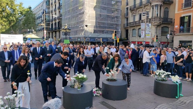 ep autoridadesla ofrenda floralla ramblaun actohomenajelas victimas17a