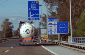 ep carretera en direccion a portugal en las inmediaciones de caya badajoz el primer dia en el que