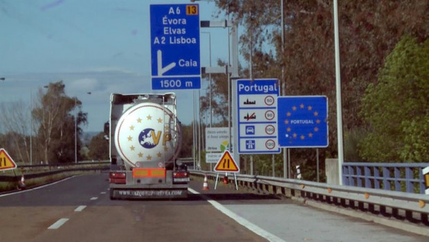 ep carretera en direccion a portugal en las inmediaciones de caya badajoz el primer dia en el que