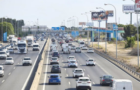 ep decenas de vehiculos en la carretera