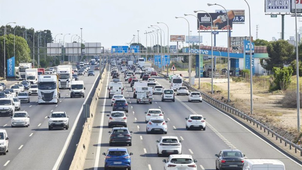 ep decenas de vehiculos en la carretera