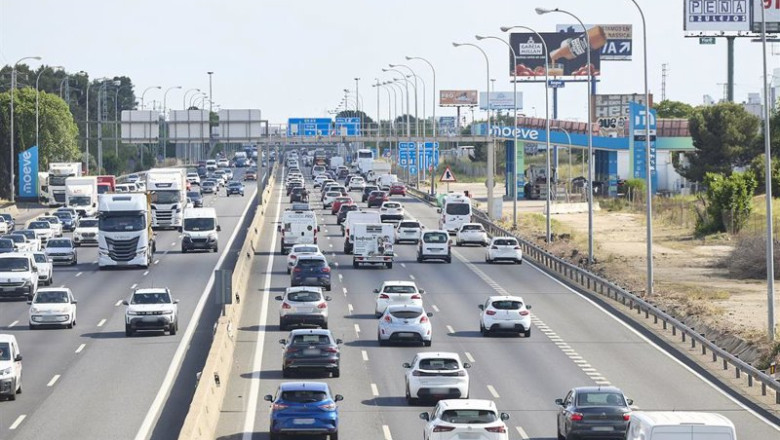 Decenas de vehículos en la carretera | Jesús Hellín - Europa Press ep decenas de vehiculos en la carretera