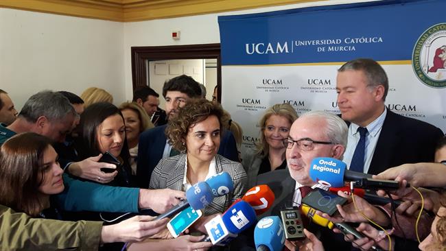 Dolors Montserrat, durante el contacto con los medios acompañada por Mendoza | EUROPA PRESS ep dolors montserrat durantecontactolos medios acompanadamendoza