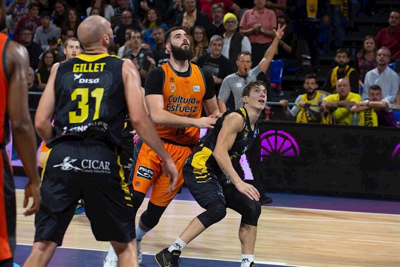 ep dubljevic pelea por el rebote ante el tenerife