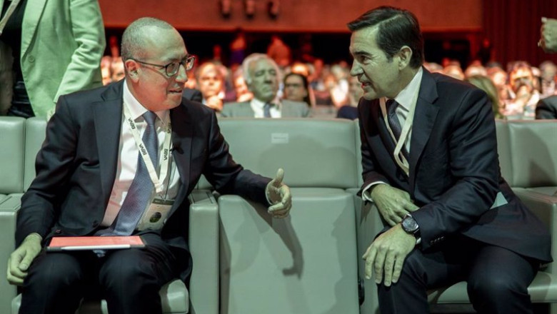 ep el ceo de bbva onur gen i y el presidente de bbva carlos torres d conversan durante la iii ep el ceo de bbva onur gen i y el presidente de bbva carlos torres d conversan durante la iii