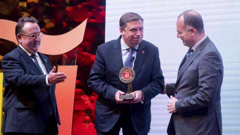 El ministro de Agricultura, Pesca y Alimentación, Luis Planas (centro), en el acto de entrega de la XV edición de los Premios Nacionales de Hostelería, en el Salón de Actos de CaixaForum, a 17 de noviembre de 2021, en Madrid (España). Con estos galardones | Alberto Ortega - Europa Press ep el ministro de agricultura pesca y alimentacion luis planas centro en el acto de entrega de la xv