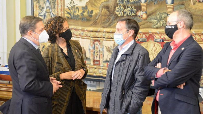 ep el ministro planas y la consejera gomez junto a ignacio gil y fernando santafe