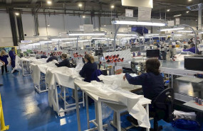 ep empleados de grupo antolin produciendo batas
