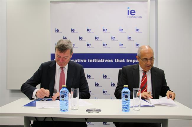 Firma del acuerdo de colaboración Fundación IE PeopleMatters | IE ep firmaacuerdocolaboracion fundacion ie peoplematters