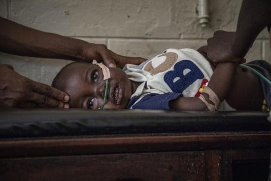 Jacque es una niña congoleña de 22 meses que padece neumonía y quizá también malaria. | JONATHAN HYAMS / SAVE THE CHILDREN - Archivo ep jacque es una nina congolena de 22 meses que padece neumonia y quiza tambien malaria