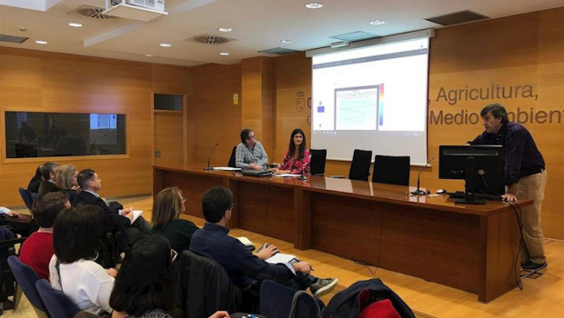 ep la directora general del mar menor miriam perez acompanada del cientifico javier gilabert y de