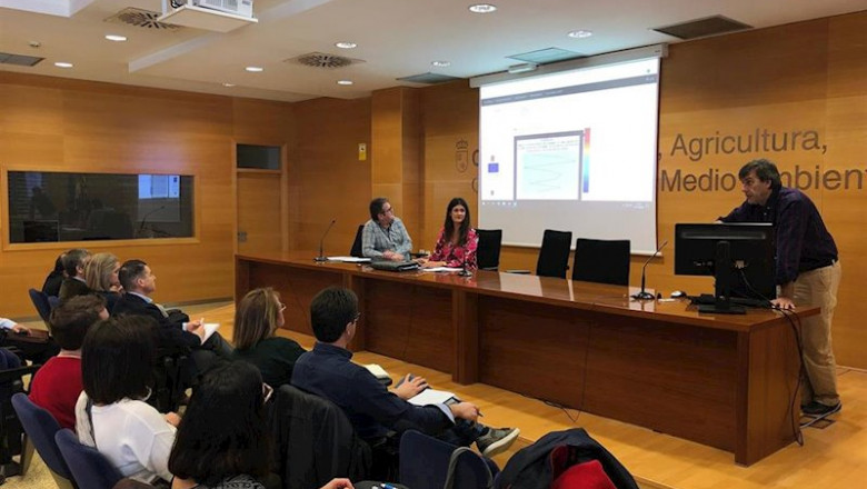 ep la directora general del mar menor miriam perez acompanada del cientifico javier gilabert y de