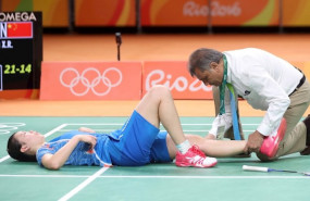 ep la jugadora de badminton china li xuerui en el momento de lesionarse la rodilla en las
