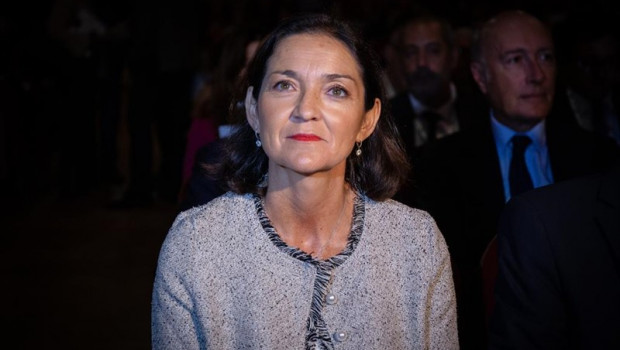 ep la ministra de turismo en funciones reyes maroto y por detras el director general de aeropuertos