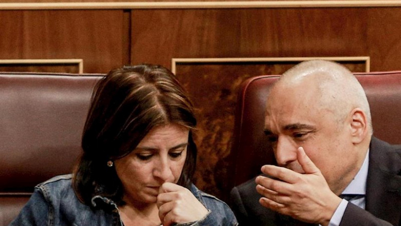 La portavoz parlamentaria del PSOE, Adriana Lastra y el portavoz del PSOE en el Congreso, Rafael Simancas, hablan en el hemiciclo | Ricardo Rubio - Europa Press - Archivo ep la portavoz parlamentaria del psoe adriana lastra y el portavoz del psoe en el congreso rafael