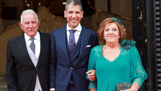 ep paco roncero con sus padres el dia de su boda