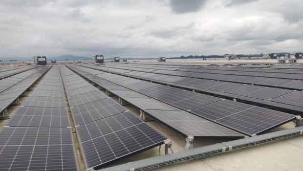 ep placas solares instaladas en la azotea del centro logistico de amazon en bobes siero