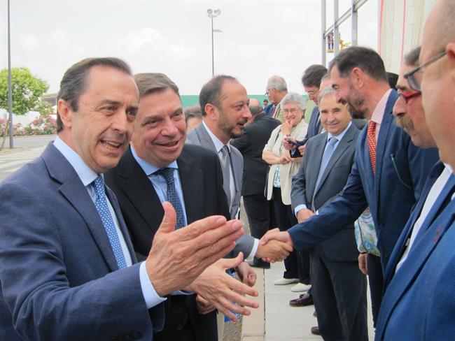 Planas, junto al presidente de Covap, a su llegada a la cooperativa | EUROPA PRESS ep planas juntopresidentecovap allegadala cooperativa