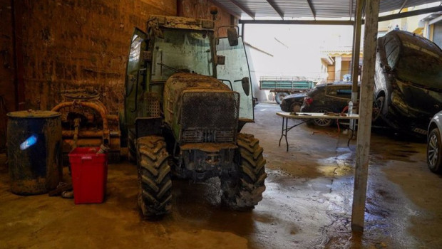 ep un tractor lleno de barro en valencia