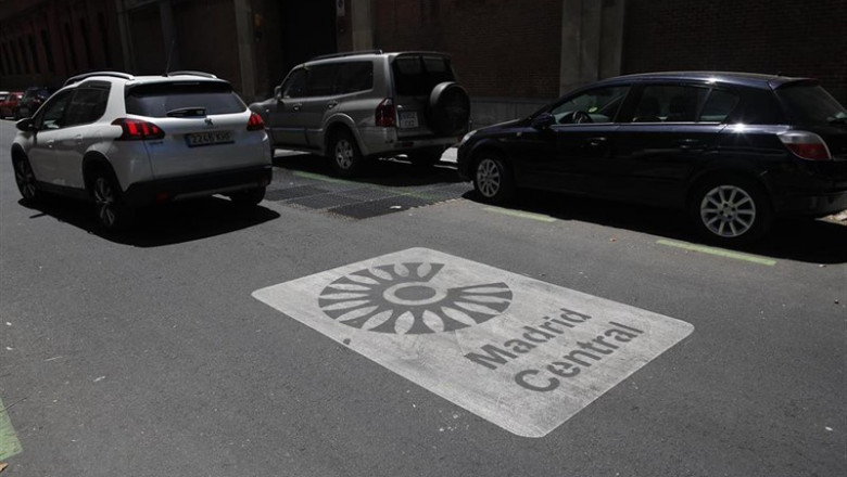 Un vehículo junto a una señal de Madrid Central en la acera, que marca la entrada a la zona. | Eduardo Parra - Europa Press ep un vehiculoasenalmadrid centralla acera que marcaentradala zona
