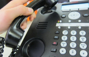 ep una persona usando el telefono fijo