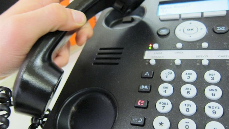 Una persona usando el teléfono fijo | EUROPA PRESS - Archivo ep una persona usando el telefono fijo