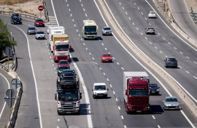 ep varios vehiculos circulan durante la primera operacion salida de verano 2025 en la autovia a4 a