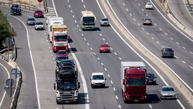 ep varios vehiculos circulan durante la primera operacion salida de verano 2025 en la autovia a4 a