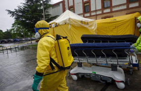 ep voluntarios de la asociacion sin animo de lucro dya desinfectan bajo la lluvia camillas en las