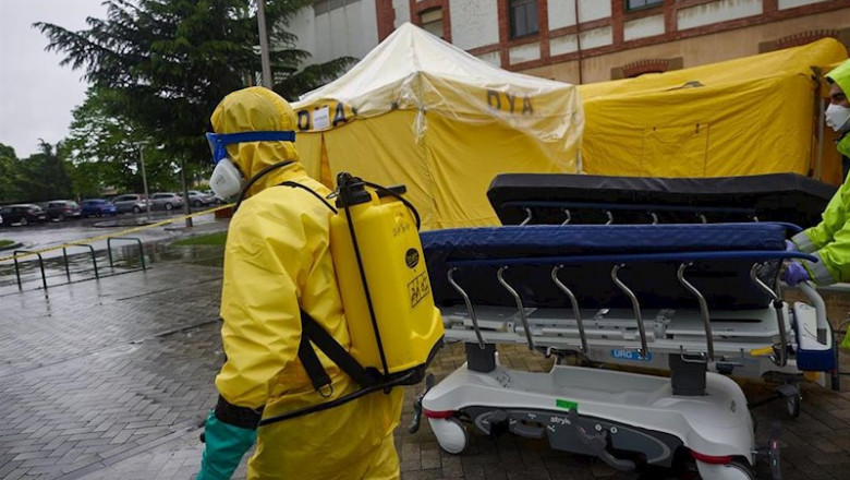 ep voluntarios de la asociacion sin animo de lucro dya desinfectan bajo la lluvia camillas en las ep voluntarios de la asociacion sin animo de lucro dya desinfectan bajo la lluvia camillas en las