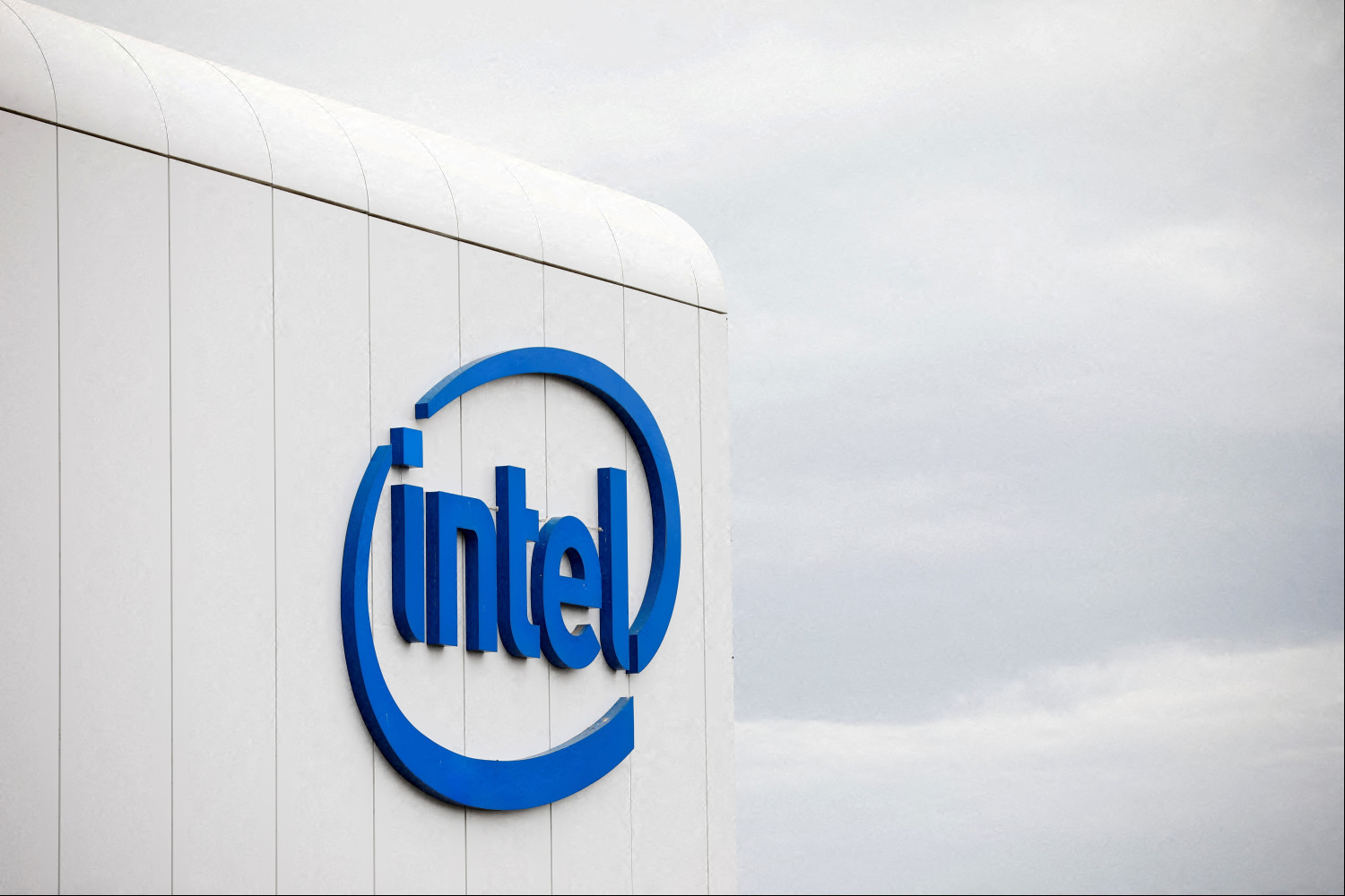 Intel separará su negocio de chips programables y estudia su salida a bolsa