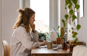 mujer independiente disenadora trabajando computadora oficina casa autoaislamiento trabajo remoto teletrabajo trabajo distancia 20230615190322 