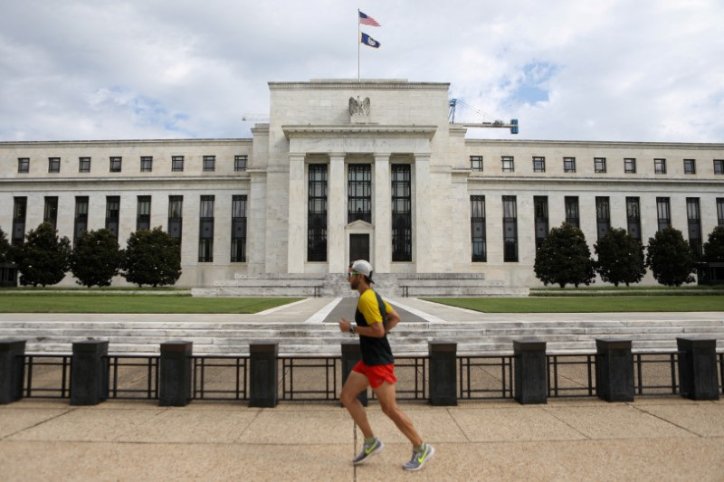 un joggeur passe devant le batiment de la reserve federale a washington dc