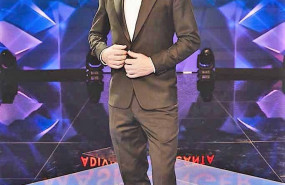 1624704036 imagen de arturo valls con los zapatos de c lzalo