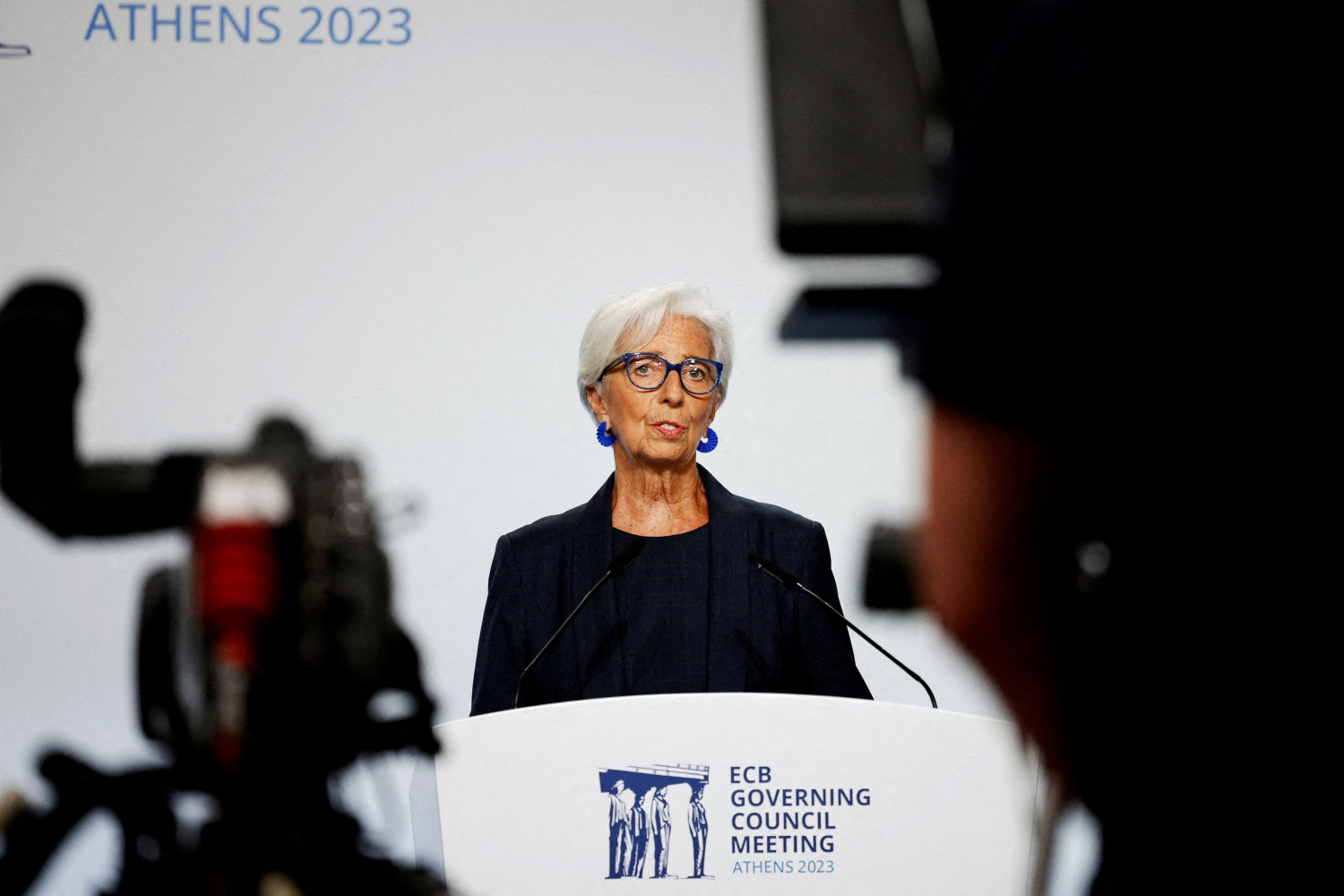 christine lagarde presidente de la banque centrale europeenne bce s adresse aux journalistes apres une reunion de politique monetaire du conseil des gouverneurs de la bce 20240416192941 