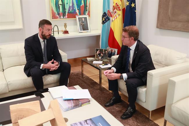 El alcalde de Tui, Carlos Vázquez Padín, y el presidente de la Xunta | XUNTA ep alcaldetui carlos vazquez padin ypresidentela xunta