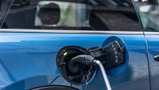 ep archivo   coche electrico cargandose