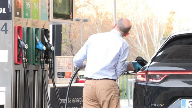 ep archivo   hombre repostando combustible