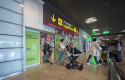 ep archivo   pasajeros llegan al aeropuerto adolfo suarez madrid barajas a 9 de julio de 2021 en