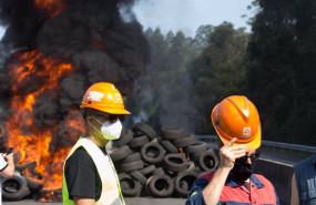 ep archivo   trabajadores de alcoa tras cortar una carretera en el marco de su concentracion para